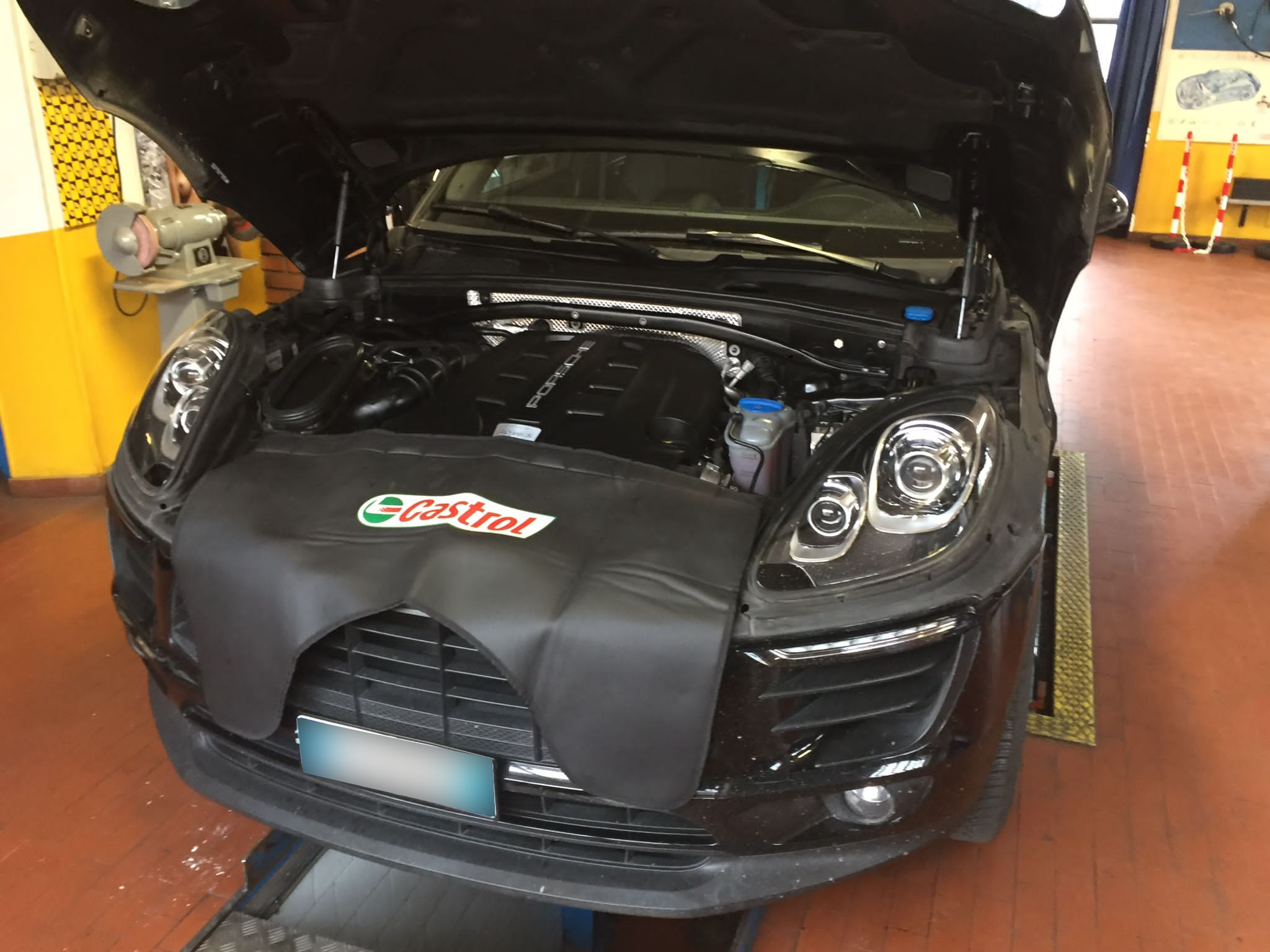 Intervento nel vano motore