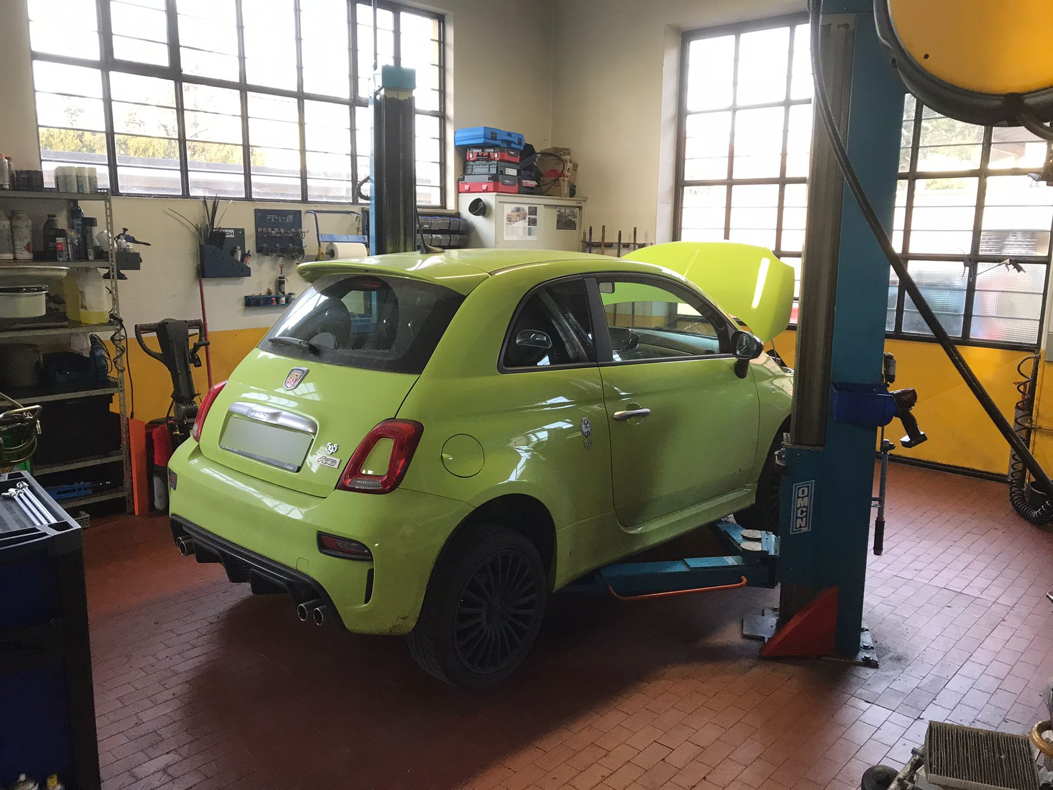 Auto compatta sul ponte