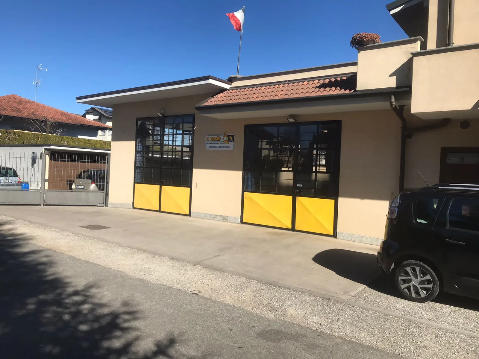 L'esterno dell'officina Autotecnica a Legnano