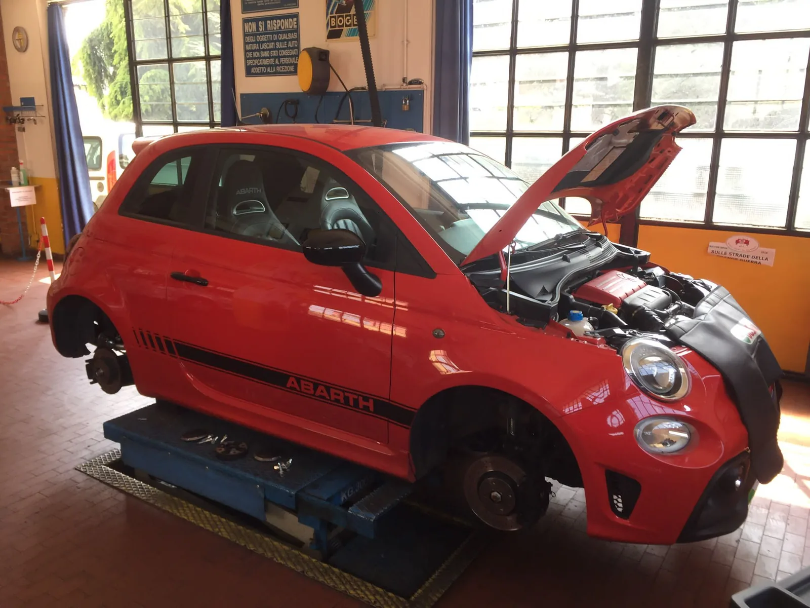 Auto rossa in riparazione